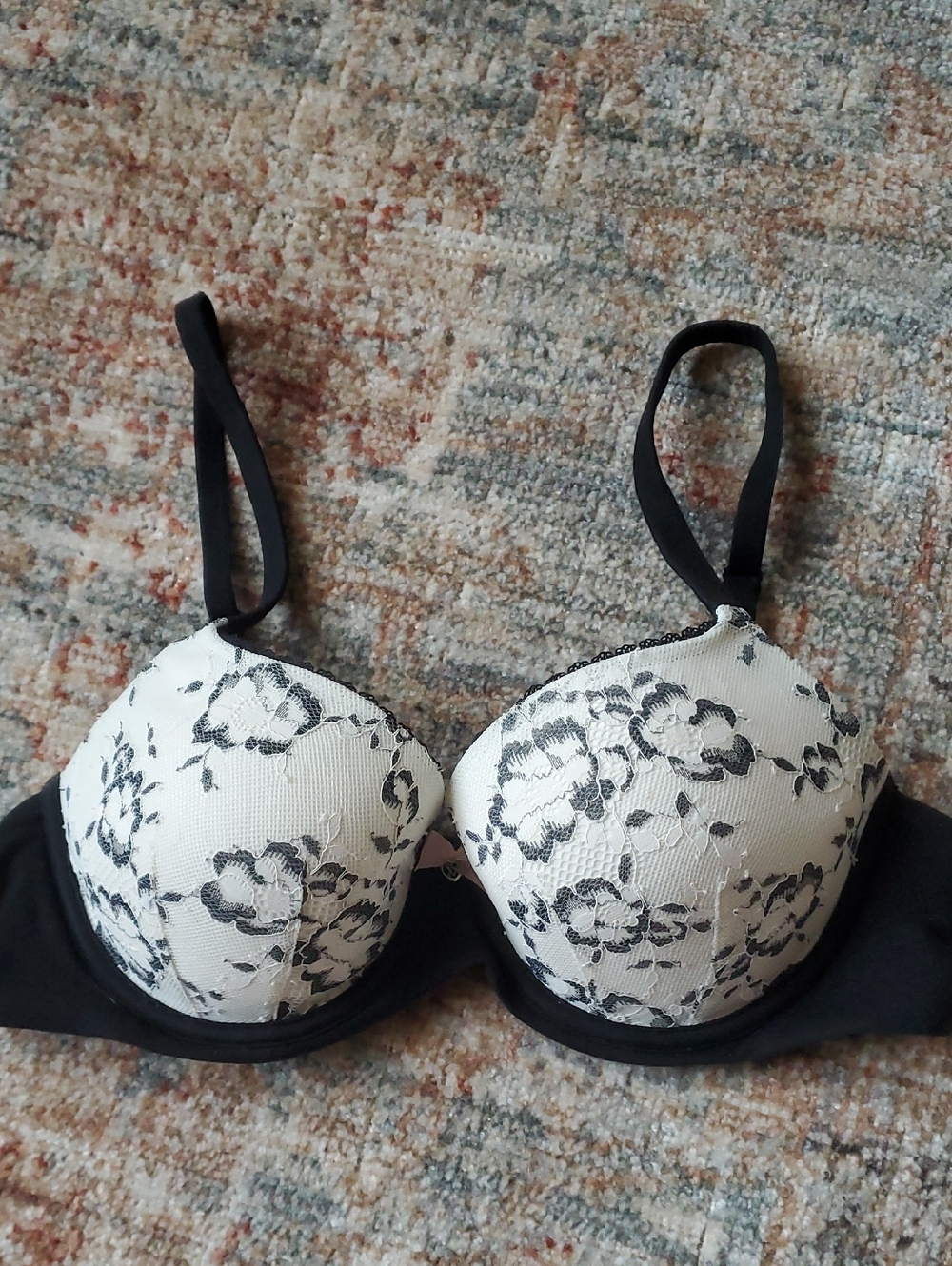 Victoria's Secret Black & White Floral Lace Body By Victoria Bra 36C Lined Demi
